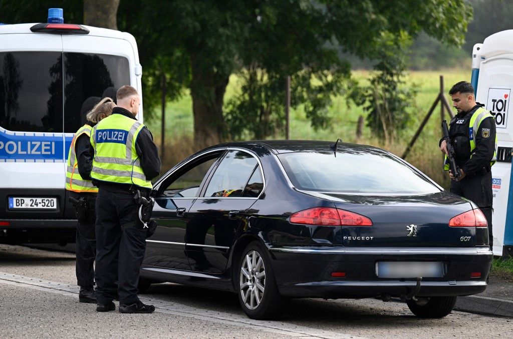 16 September 2024, North Rhine-Westphalia, Aachen: Federal police officers check vehicles entering Germany at the border with Belgium. At midnight, the police started their checks against unauthorized entry into Germany. Following the knife attack in Solingen, the German government has introduced tougher measures at the borders to combat illegal entry. Photo: Roberto Pfeil/dpa - ATTENTION: License plates have been pixelated for legal reasons (Photo by ROBERTO PFEIL / DPA / dpa Picture-Alliance via AFP)
határellenőrzés Németország