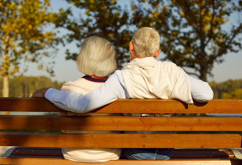 Back,View,Of,Mature,Senior,Couple,Family,Sitting,On,The
nyugdíjemelés