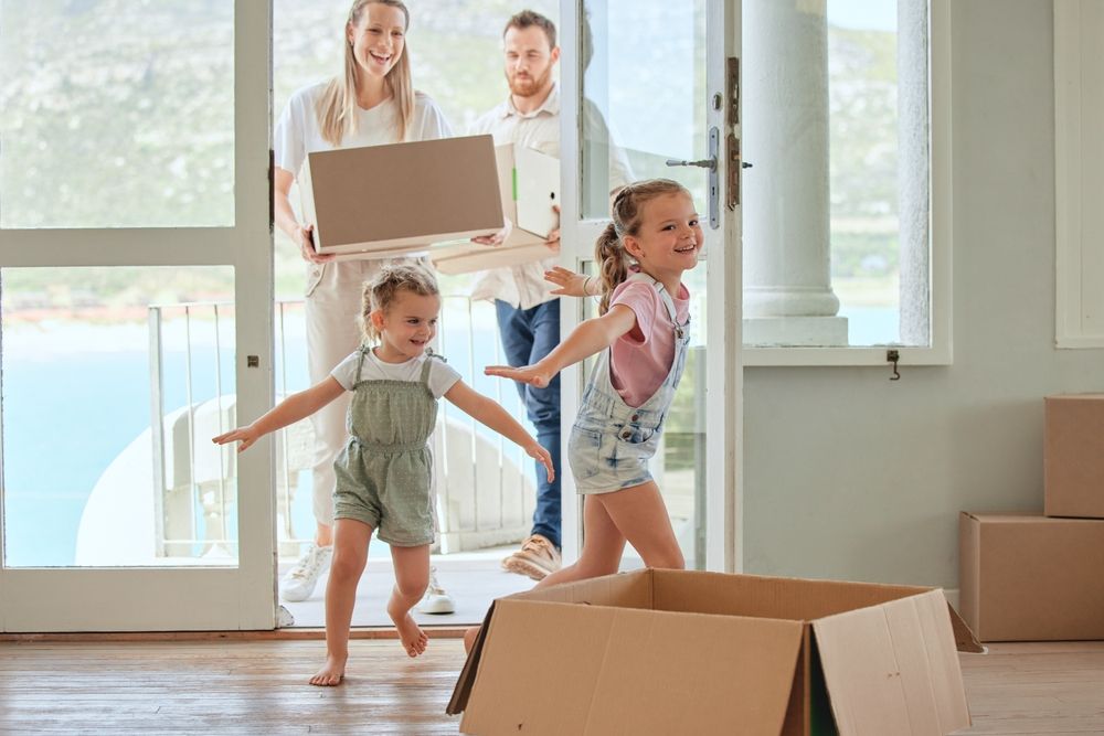 Children,,Running,And,Family,Moving,In,Home,,New,Apartment,Andlakás, ingatlan, Több mint 200 ezer család jutott ingatlanhoz vagy bővítette otthonát a CSOK és CSOK Plusznak köszönhetően