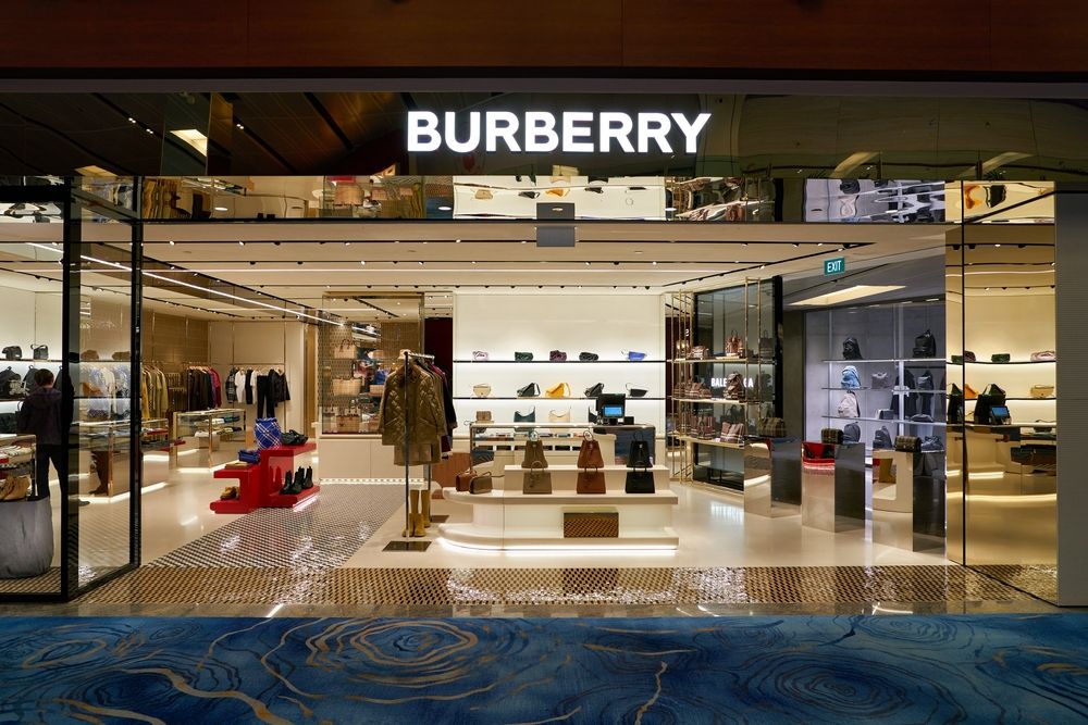 Luxusipar, burberry
Singapore,-,November,07,,2023:,Burberry,Storefront,Inside,Singapore,Changi