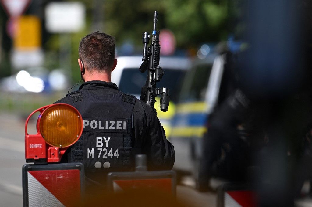 A police officer secures the area after a shooting near the building of the Documentation Centre for the History of National Socialism (NS-Dokumentationszentrum) in Munich, southern Germany, on September 5, 2024. German police said they shot a suspect in central Munich on September 5, near the documentation centre on the Nazi era and the Israeli consulate, and advised people to stay clear of the area. (Photo by LUKAS BARTH-TUTTAS / AFP) iszlamista