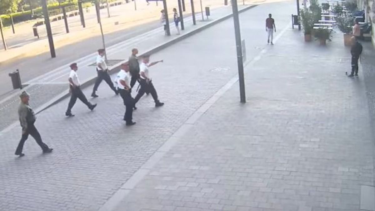 Videón a pisztolyos férfi elfogása a Kossuth téren – nem derült ki, hogy beszámítható állapotban volt-e