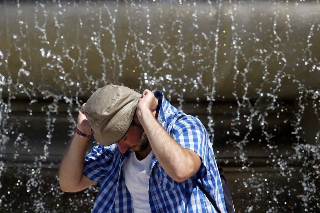 ROME, ITALY - JULY 29: People cool off at a fountain during a sultry day in Rome, Italy on July 29, 2024. Italy continues to face a heat wave due to the African anticyclone, with temperature expected to rise over 40 degrees in Rome, prompting health officers put 13 Italian cities, including the capital, on red alert on Tuesday 30. Riccardo De Luca / Anadolu (Photo by RICCARDO DE LUCA / ANADOLU / Anadolu via AFP)
nyár