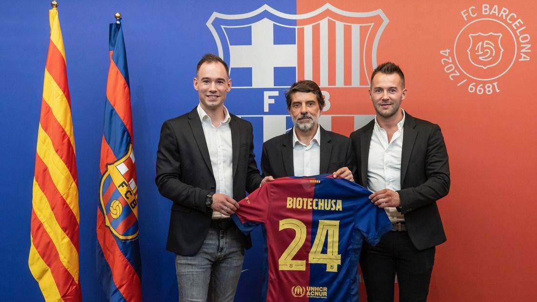 Lévai Bálint és Lévai Balázs, a BiotechUSA-cégcsoport tulajdonosai, valamint Juli Guiu, az FC Barcelona marketingért felelős alelnöke