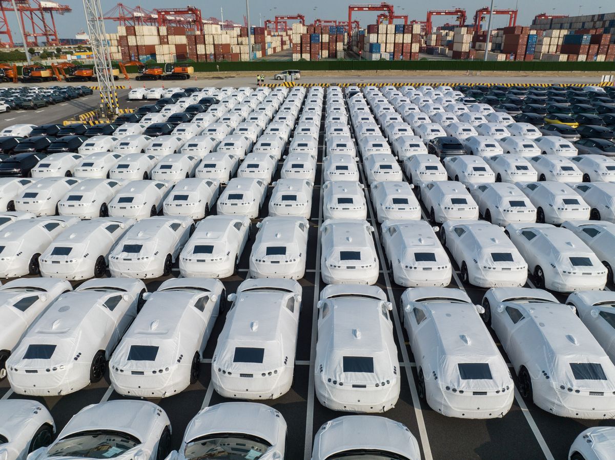 Az EU hatalmas vámot vetne ki a kínai EV autókra. A képen a kínai Geely első Zeekr EV szállítmánya készül Európába. China's Geely Makes First Shipment of Zeekr EVs to Europe