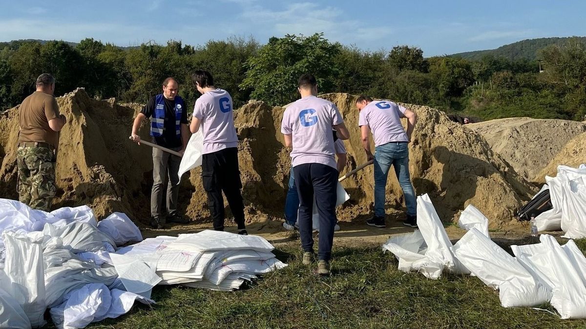 Tiborcz István cégcsoportja étellel, pénzzel, zsákhordással is segíti az árvíz elleni védekezést