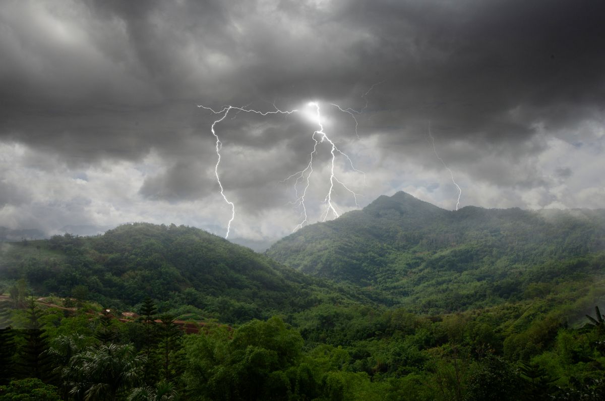 Dangerous,Thuderbolt,And,Lightnings,Over,The,Mountains,In,Monsoon,Season
thaiföld tájfun tombolt
vihar