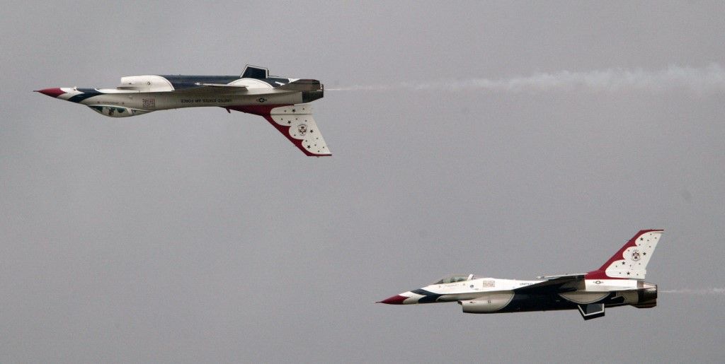 F16 jet fighters from US Air Force Thunderbirds team performs an acrobatic exercise during an air show at the Mihail Kogalniceanu airbase, 250 kms east from Bucharest, 28 June 2007. Under the troop access accord Romania and US signed in 2005, US troops have the right to use four military facilities in Romania, the Mihail Kogalniceanu airbase and three training and shooting grounds in Babadag, Smardan and Cincu. According to the US Army publication Stars and Stripes, the US Army is planning to set up an expedition corps in Romania, which could include up to 4,000 troops. AFP PHOTO / DANIEL MIHAILESCU (Photo by DANIEL MIHAILESCU / AFP)