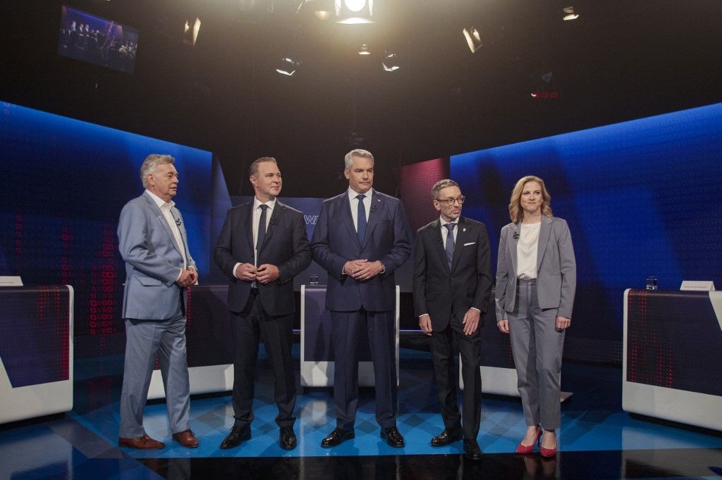 AUSTRIA; VIENNA; 20240926; L.-R.: Vice Chancellor Werner Kogler (Greens) Andreas Babler, Social Democratic Party of Austria (SPÖ), Federal Chancellor Karl Nehammer (OeVP), Herbert Kickl, Freedom Party of Austria (FPOe), Beate Meinl Reisinger (NEOS) before the start of the discussion round of the top candidates for the upcoming National Council elections on September 29th in the ORF Studio in Vienna on September 26, 2024. - 20240926_PD10329 (Photo by ALEX HALADA / APA-PictureDesk / APA-PictureDesk via AFP)
Ausztria osztrák választás