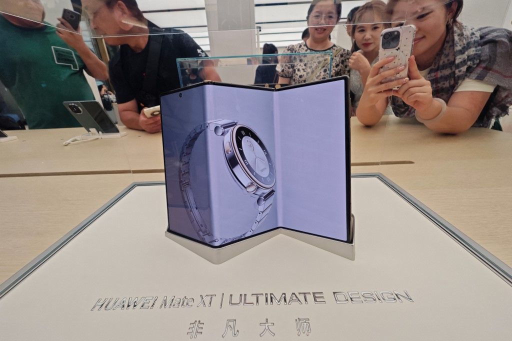 HUAWEI Release World's First Triple Foldable Screen Phone, Kína büszkesége lett az új Huawei telefon - szó szerint