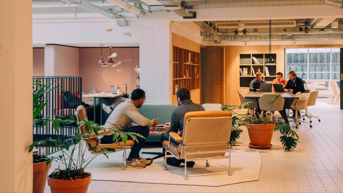 Nemcsak az alkalmazottaknak, hanem a cégeknek is kifizetődő a hibrid munkavégzés