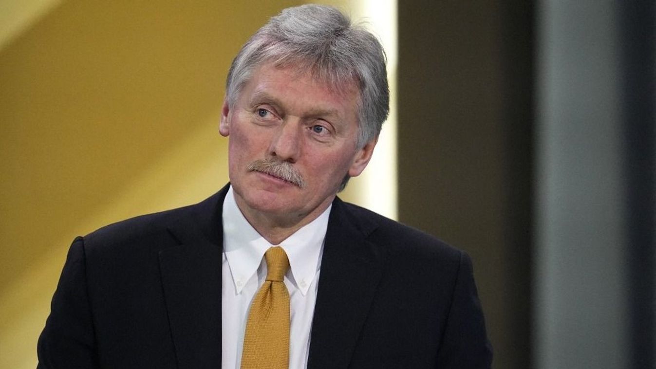 Kremlin spokesman Dmitry Peskov moderates Russian President Vladimir Putin's year-end press conference at Gostiny Dvor exhibition hall in central Moscow on December 14, 2023. (Photo by Alexander Zemlianichenko / POOL / AFP) orosz