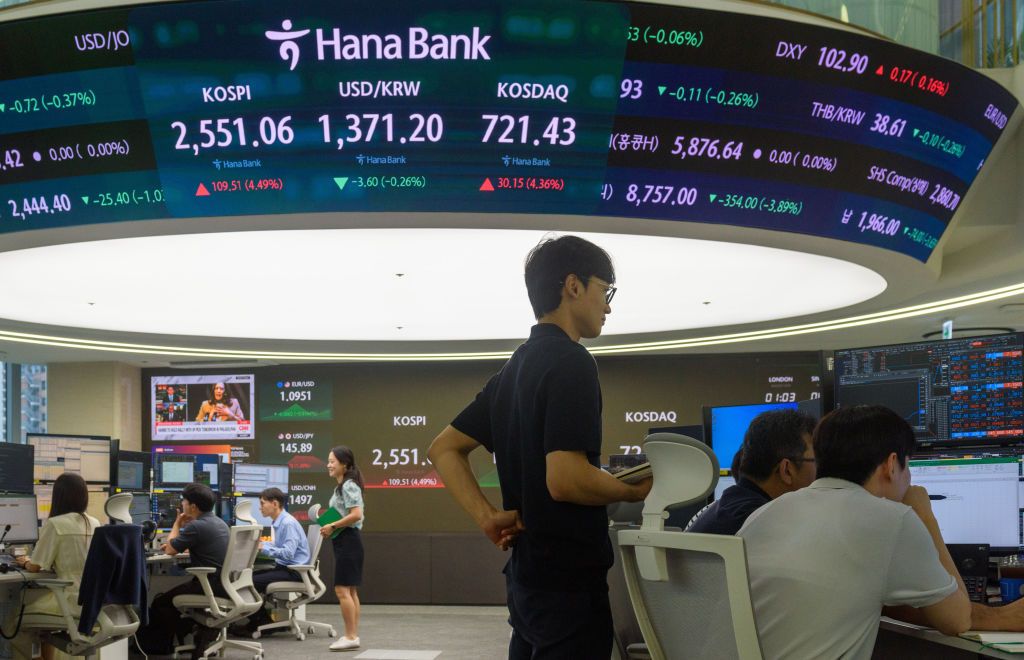 ázsiai részvények, befektetők, tőzsde, SEOUL, SOUTH KOREA - 2024/08/06: Currency traders watch monitors at the foreign exchange dealing room of the KEB Hana Bank headquarters in Seoul. South Korean stocks rose more than 3 percent on August 6, rebounding from the previous day's worst market sell-off, sparked by fears over a U.S. recession and the sluggish performance of big tech firms. The local currency slightly fell against the U.S. greenback.The benchmark Korea Composite Stock Price Index (KOSPI) gained 80.6 points, or 3.3 percent, to close at 2,522.15. (Photo by Kim Jae-Hwan/SOPA Images/LightRocket via Getty Images)