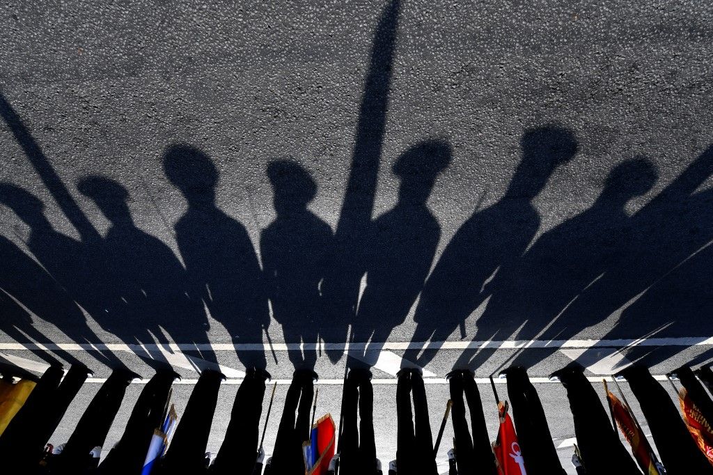 orosz-ukrán Russian honour guards participate in a religious procession marking the 300th anniversary of the transfer of the relics of St. Alexander Nevsky, who is considered to be a heavenly protector of Saint Petersburg, in central Saint Petersburg on September 12, 2024. (Photo by Olga MALTSEVA / AFP)