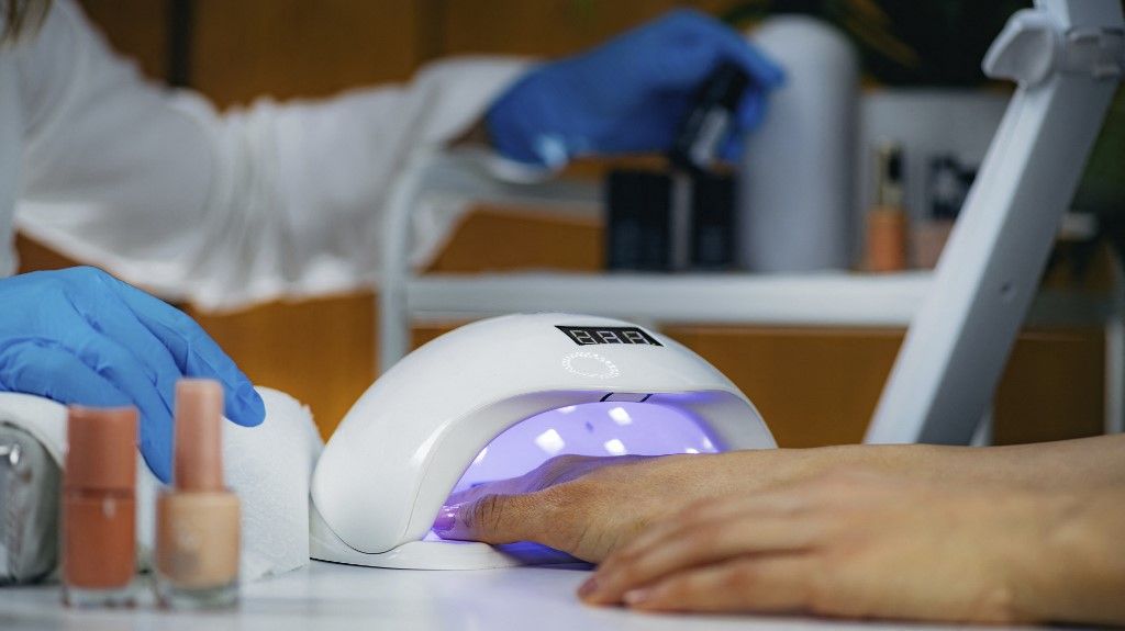 UV lamp for setting nails