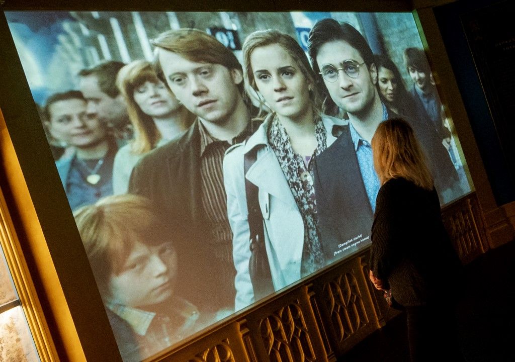 A visitor looks at a screen showing an excerpt of a film during the opening of the European exhibition of Harry Potter in Vienna, Austria on December 16, 2022. (Photo by Andrea KLAMAR-HUTKOVA / AFP)