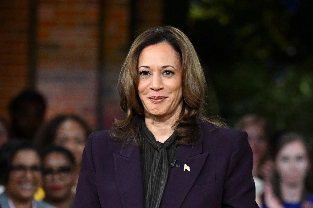 US Vice President and Democratic presidential candidate Kamala Harris poses during the 'Unite for America' live streaming rally in Farmington Hills, Michigan, on September 19, 2024. (Photo by SAUL LOEB / AFP)