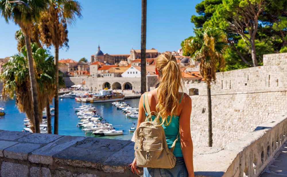 Horvátország, turista, Traveler,Woman,Enjoys,View,Of,Old,Town,And,Dalmatian,Coast