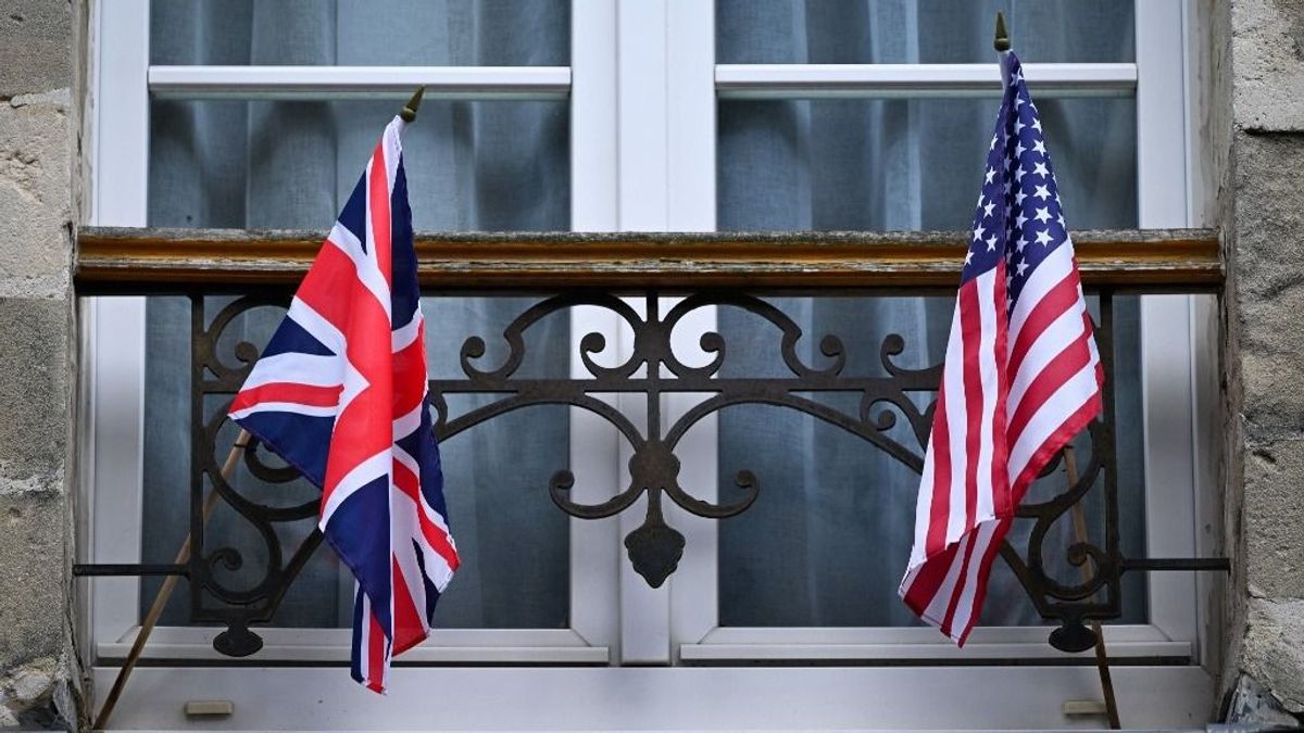 Az oroszok és a kínaiak ellen fog össze a CIA és a brit MI6