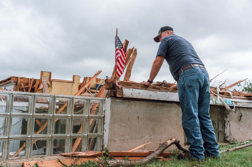 Severe storms are bringing numerous tornadoes that are touching down across parts of Wisconsin on Saturday, June 22, 2024. The Apple Grove Church in rural Argyle, Wisconsin, is taking a direct hit from one of those tornadoes. The congregation is gathering Sunday morning to hold their regular church service outside the remains of their beloved church. (Photo by Ross Harried/NurPhoto) (Photo by Ross Harried / NurPhoto / NurPhoto via AFP)
szélsőséges időjárás