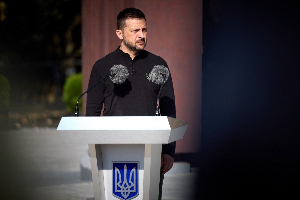 In this handout photograph taken and released by the Ukrainian Presidential Press Service on September 11, 2024, Ukraine's President Volodymyr Zelensky attends the opening ceremony of a memorial to the victims of the Crimean Tatar deportation, ordered by Soviet leader Joseph Stalin in 1944, in the Park of Peace on Lybedska Square in Kyiv.  (Photo by Handout / UKRAINIAN PRESIDENTIAL PRESS SERVICE / AFP) / RESTRICTED TO EDITORIAL USE - MANDATORY CREDIT "AFP PHOTO / UKRAINIAN PRESIDENTIAL PRESS SERVICE" - NO MARKETING NO ADVERTISING CAMPAIGNS - DISTRIBUTED AS A SERVICE TO CLIENTS
zelenszkij, háború