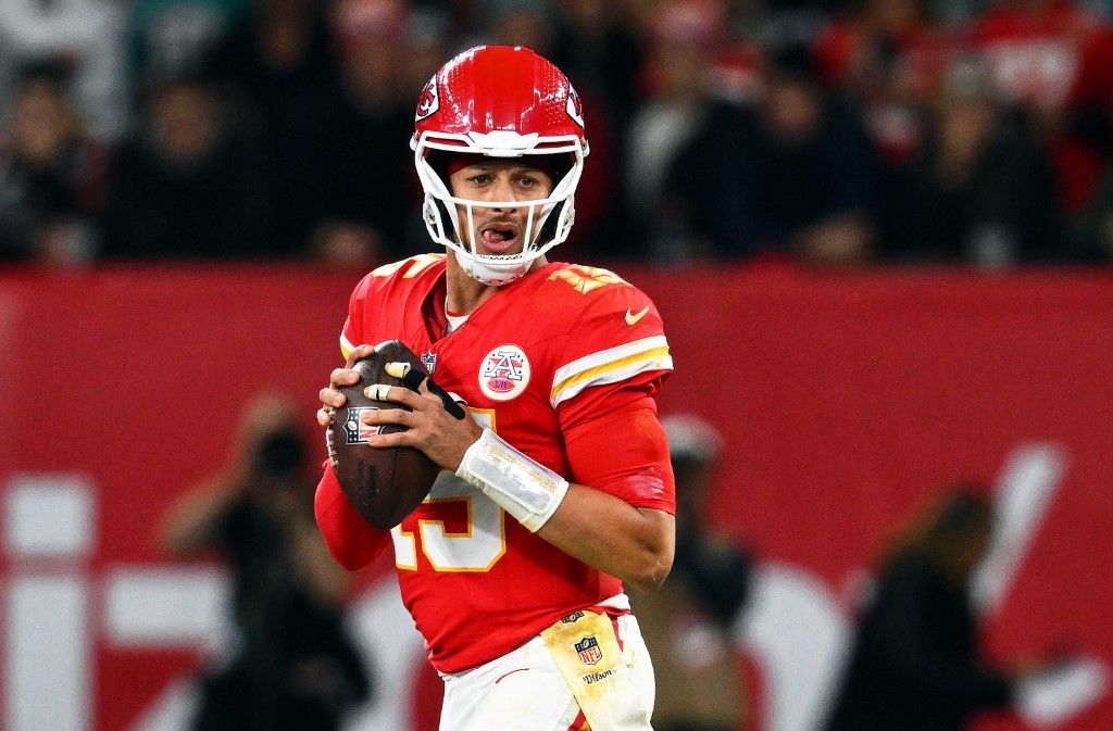 05 November 2023, Hesse, Frankfurt/Main: American Football: Professional League NFL, Kansas City Chiefs - Miami Dolphins, Main Round, Main Round Games, Matchday 9, at Deutsche Bank Park. Quarterback Patrick Mahomes of the Chiefs is looking for a pass receiver. Photo: Arne Dedert/dpa (Photo by ARNE DEDERT / DPA / dpa Picture-Alliance via AFP)