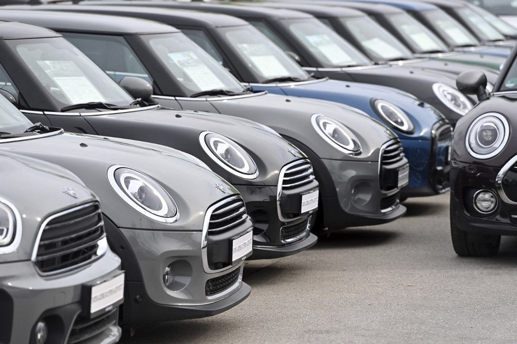 BMW car dealership, Mini Cooper, leasing returns, used automobiles are in the yard waiting for buyers, automobiles, export, exports, used car center, used, new cars, used cars, car purchase, buy, car dealership, cars, offer, cars, young used cars. Automobile. (Photo by Frank Hoermann/SVEN SIMON / SVEN SIMON / dpa Picture-Alliance via AFP) 