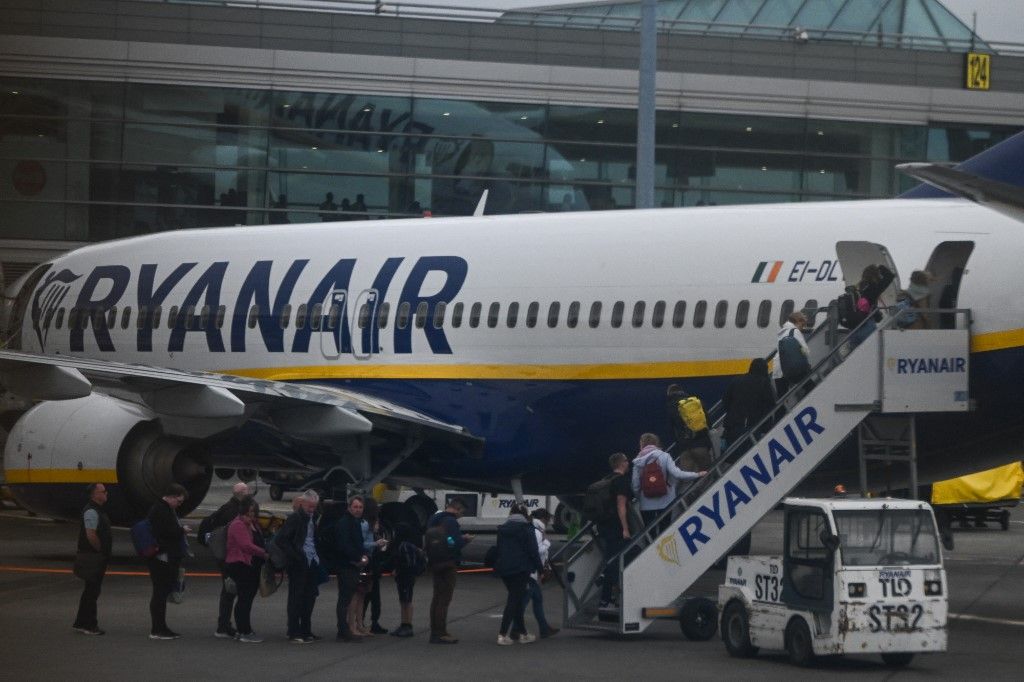 Ryanair, DUBLIN, IRELAND - MAY 22: Passengers board a Ryanair plane at Dublin Airport, on May 22, 2024, in Dublin, Ireland. (Photo by Artur Widak/NurPhoto) (Photo by Artur Widak / NurPhoto / NurPhoto via AFP)