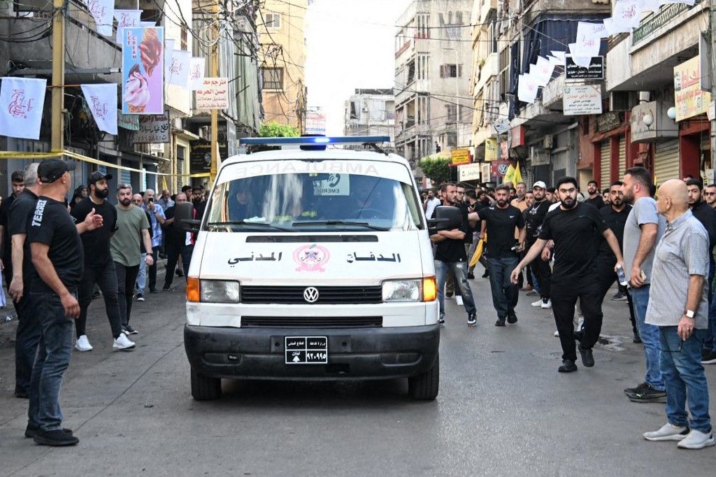 An explosion is heard near the site of the funeral for Hezbollah members in Beirut, csipogó, libanon, 