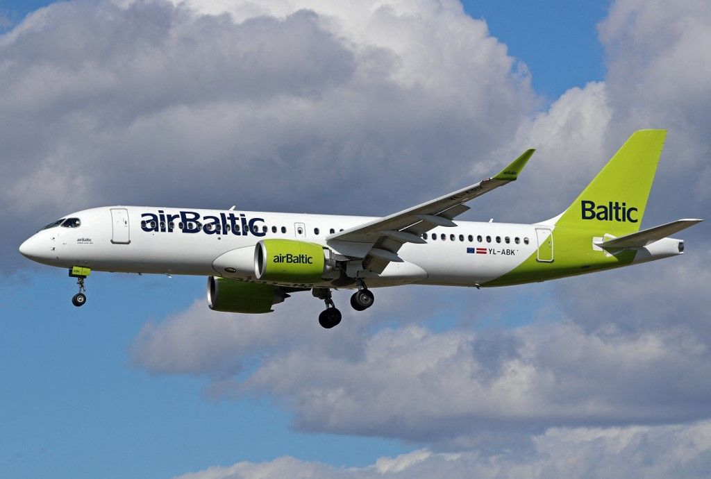 Légitársaság AirBaltic Diverse aircraft landing