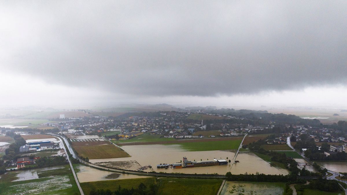 Floods in Austria
16 September 2024, Austria, Böheimkirchen: In the village of Prinzersdorf in Lower Austria, fields and meadows are under water while it continues to rain incessantly from dark clouds in the sky. (Aerial shot with a drone) Photo: Christoph Reichwein/dpa Floods In Austria , flooding
árvíz