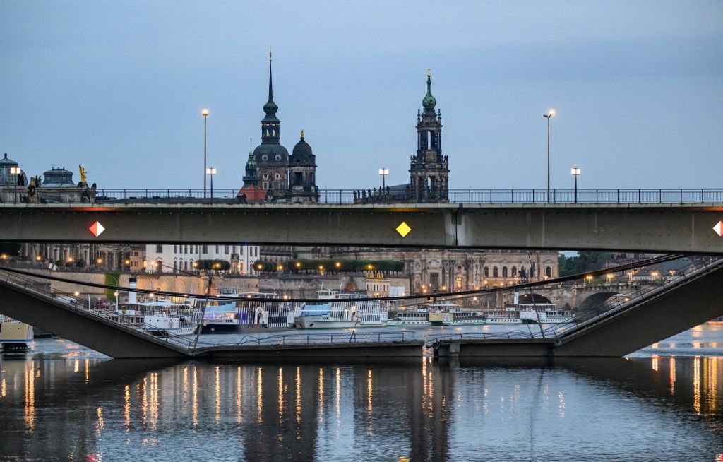 Carola Bridge in Dresden collapsed
híd
Drezda