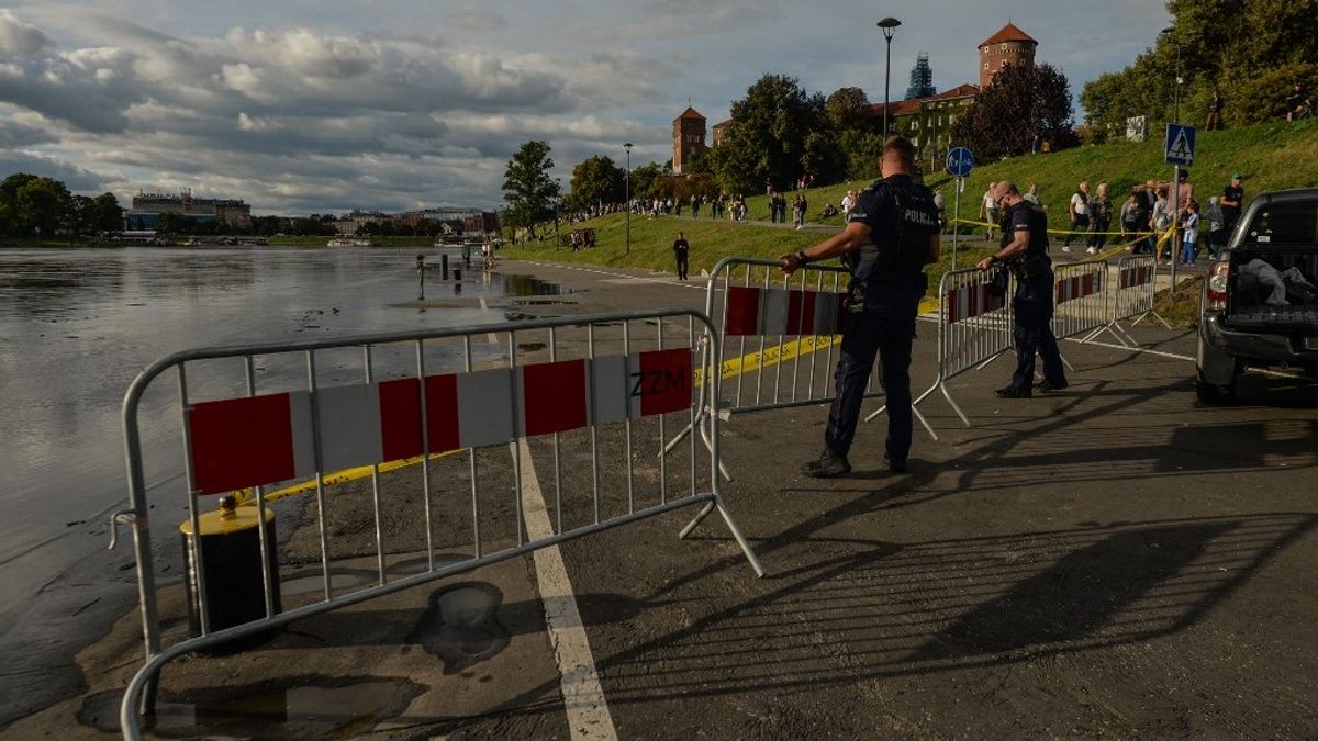 Brutális látvány, ahogy átveszi az uralmat az árvíz az osztrák autópályán – videó