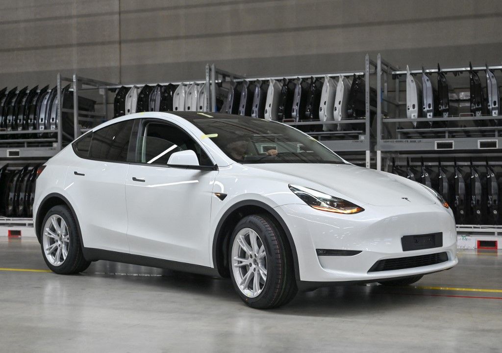 20 March 2023, Brandenburg, Grünheide: A new Model Y electric vehicle drives through the Tesla Gigafactory Berlin Brandenburg plant. The Tesla plant was opened and put into operation on March 22, 2022. In the meantime, about 10,000 people are employed there. Photo: Patrick Pleul/dpa (Photo by PATRICK PLEUL / DPA / dpa Picture-Alliance via AFP)
 A nagyobb kínai autógyártóknak, de még a Teslának is jól ment augusztusban.