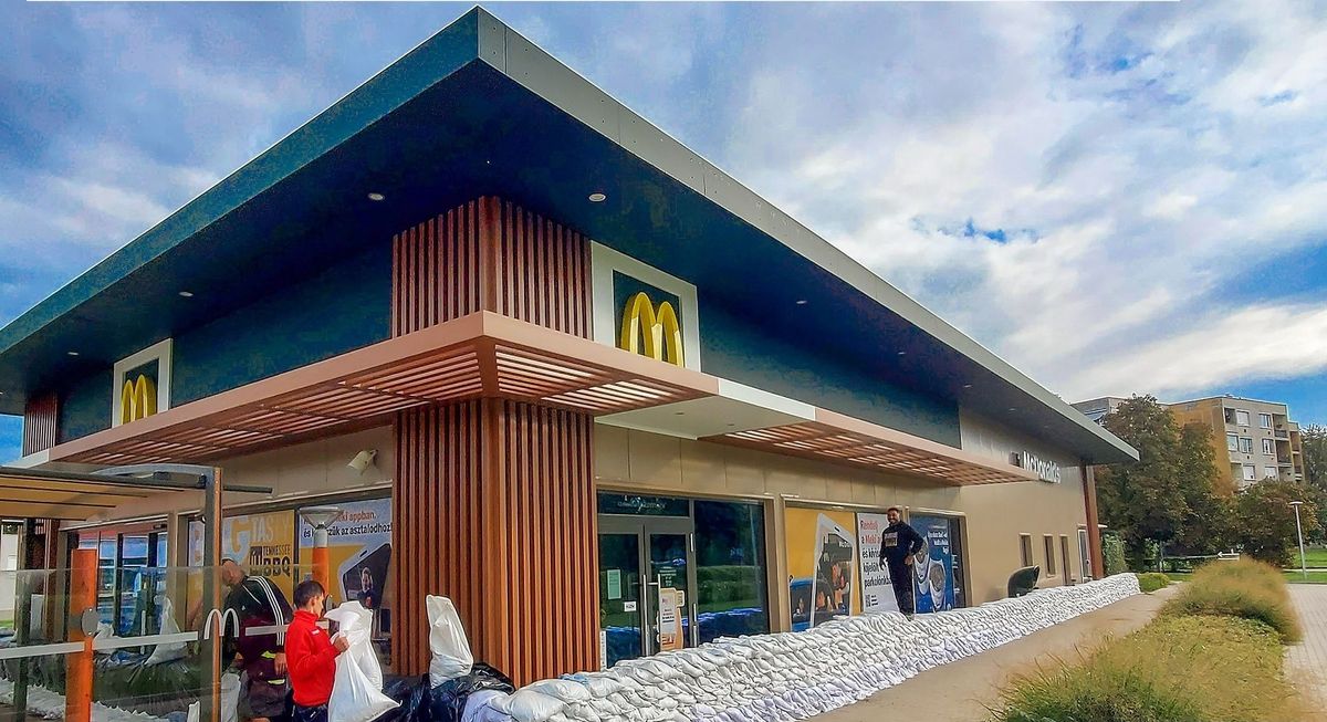 Vác, McDonald's, Meki, áradás árvízhelyzet