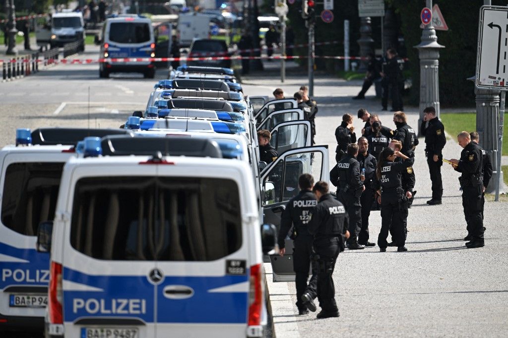 Police officers secure the area after a shooting near the building of the Documentation Centre for the History of National Socialism (NS-Dokumentationszentrum) in Munich, southern Germany, on September 5, 2024. German police said they shot a suspect in central Munich on September 5, near the documentation centre on the Nazi era and the Israeli consulate, and advised people to stay clear of the area. (Photo by LUKAS BARTH-TUTTAS / AFP)