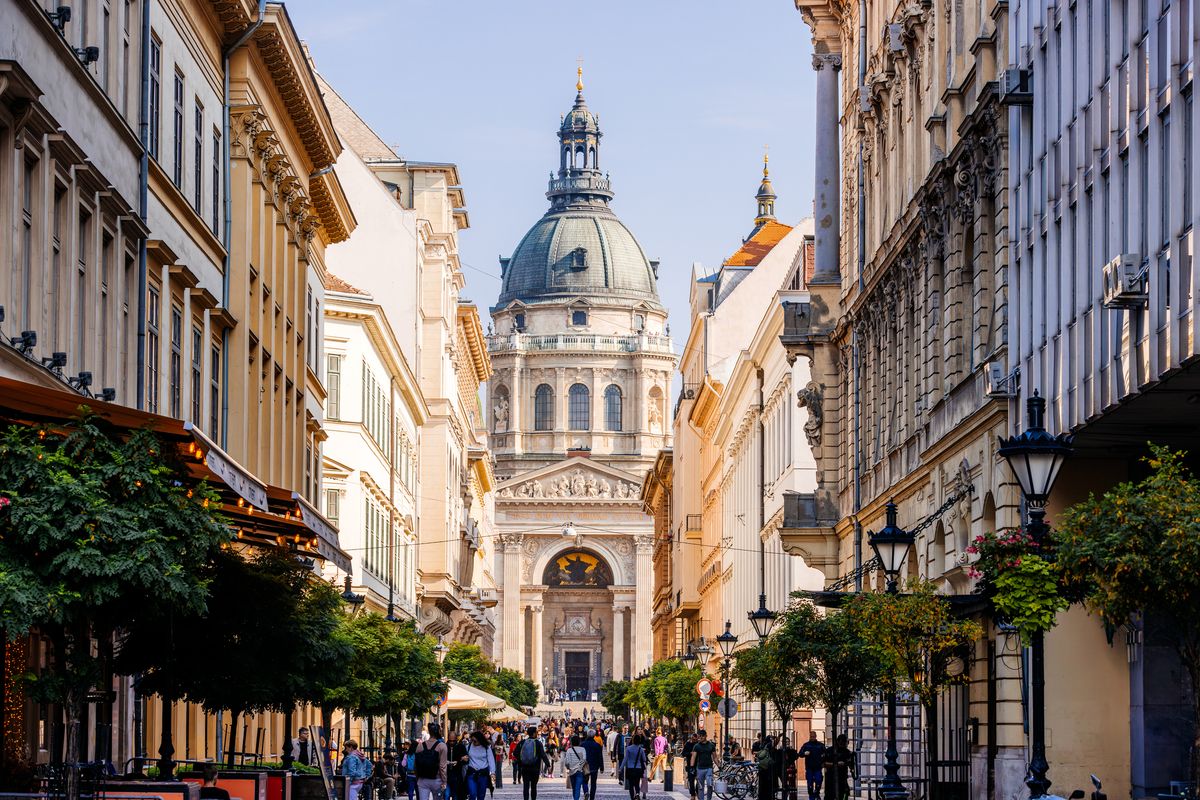 St. Stephens's Basilica on a sunny day, Budapest, Hungary
vármegye