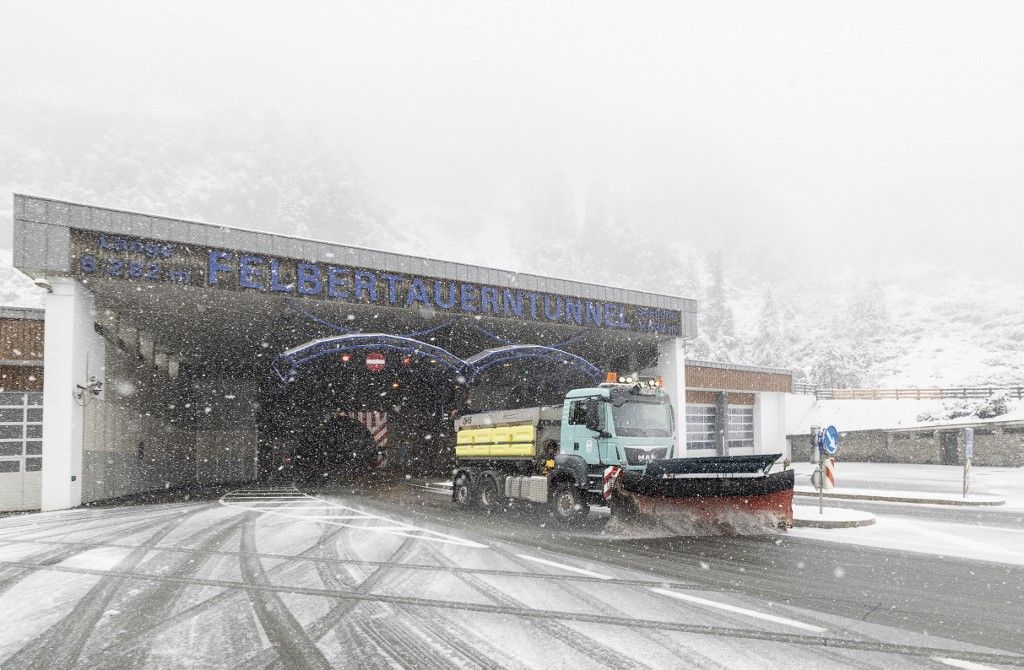 havaz A snow plough cleans the road on the southern part of the Felbertauern tunnel in Mittersill, Austria, on September 12, 2024, where first snow fall lead to first road closures (Photo by Johann GRODER / APA / AFP) / Austria OUT