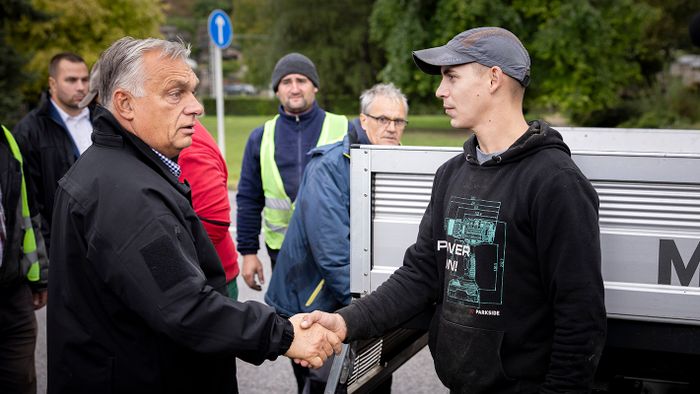Orbán Viktor miniszterelnök a mobilgátak telepítését ellenőrizi Visegrádon