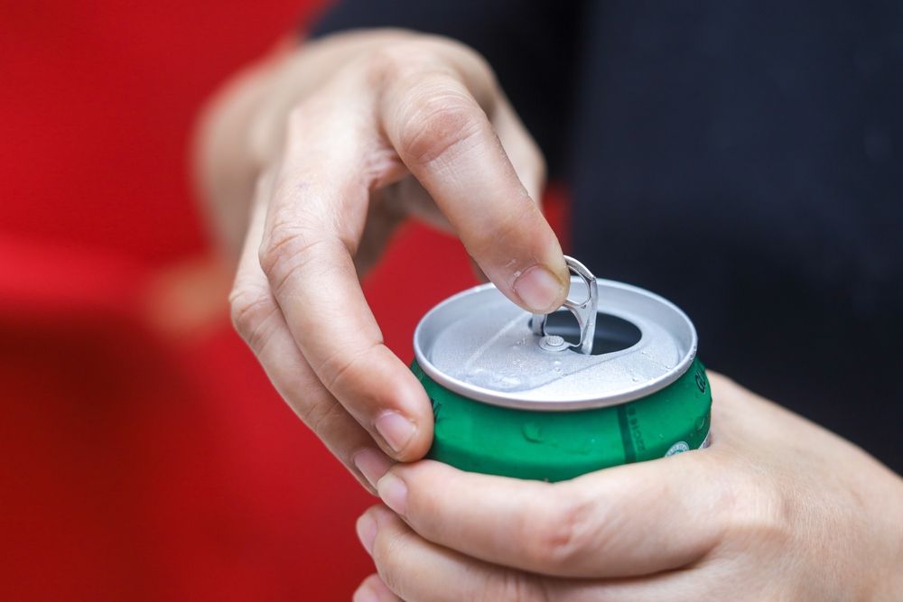 Hand,Opening,Beverage,Tin,Can,With,Water,Drops
MOHU
visszaváltás
