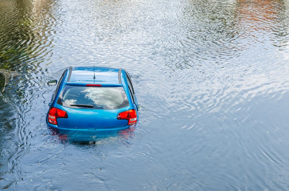 Blue,Car,Drown,In,Water,Canal.,Extreme,Accident,Vehicle,Sink, árvíz