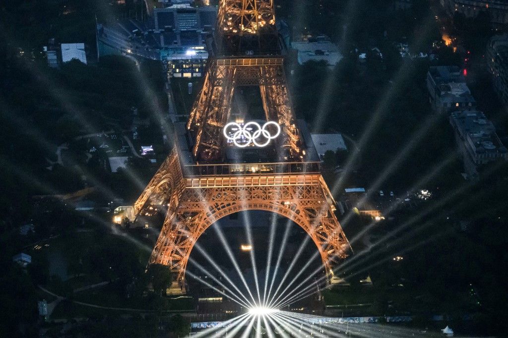 A franciák sokáig izgulhatnak a párizsi olimpia játékok végső gazdasági számainak megismeréséig 
A photograph taken from an helicopter on July 26, 2024 shows an aerial view of the Eiffel Tower and the Olympics Rings lightened up during the opening ceremony of the Paris 2024 Olympic Games in Paris. (Photo by Lionel BONAVENTURE / POOL / AFP)