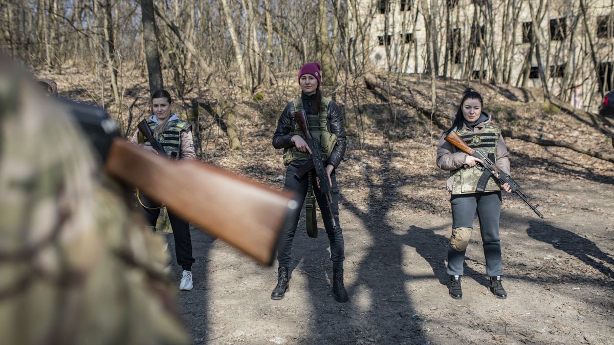 Ukrainian women undergo military training in Kyiv ukrán nő