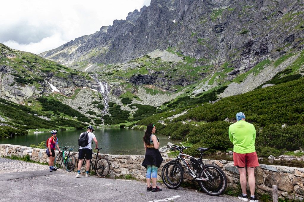 Tourism In Slovakia Tatra Mountains
Tourists are seen by the Velicke Pleso lake in Tatra mountains in Slovakia on July 5, 2023. Slovakia, a mountainous country, is a popular tourist destination and is well known for its Tatra National Park. Bicycle tourism is very popular in Slovakia (Photo by Dominika Zarzycka/NurPhoto) (Photo by Dominika Zarzycka / NurPhoto / NurPhoto via AFP)
Szlovákia, szlovák áfa