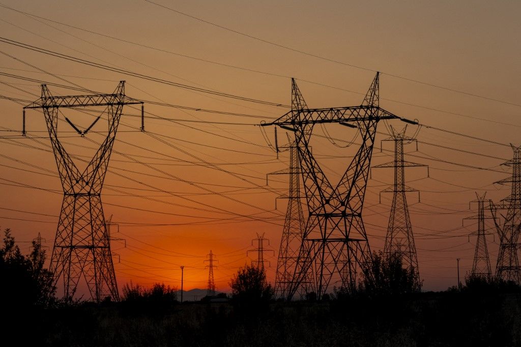 High Voltage Pylons During Sunset Time
Túl magasak a fogyasztói árak az energiaadók miatt az EU-ban.