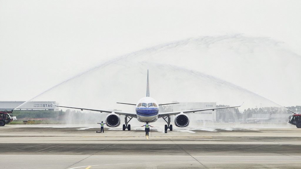 (240829) -- GUANGZHOU, Aug. 29, 2024 (Xinhua) -- The first C919 aircraft of China Southern Airlines receives a ceremonial water salute on its arrival at Guangzhou Baiyun International Airport in Guangzhou, south China's Guangdong Province, Aug. 29, 2024. China Southern Airlines announced on Thursday that it expects its first C919 passenger aircraft to enter commercial service by mid-September.
  The first C919 aircraft of the Guangzhou-based airline officially joined its fleet after landing at Guangzhou Baiyun International Airport on Thursday morning.
  The C919 passenger plane is scheduled to fly its maiden commercial flight from Guangzhou to Shanghai on Sept. 19. (Xinhua) (Photo by Tian Jianchuan / XINHUA / Xinhua via AFP)