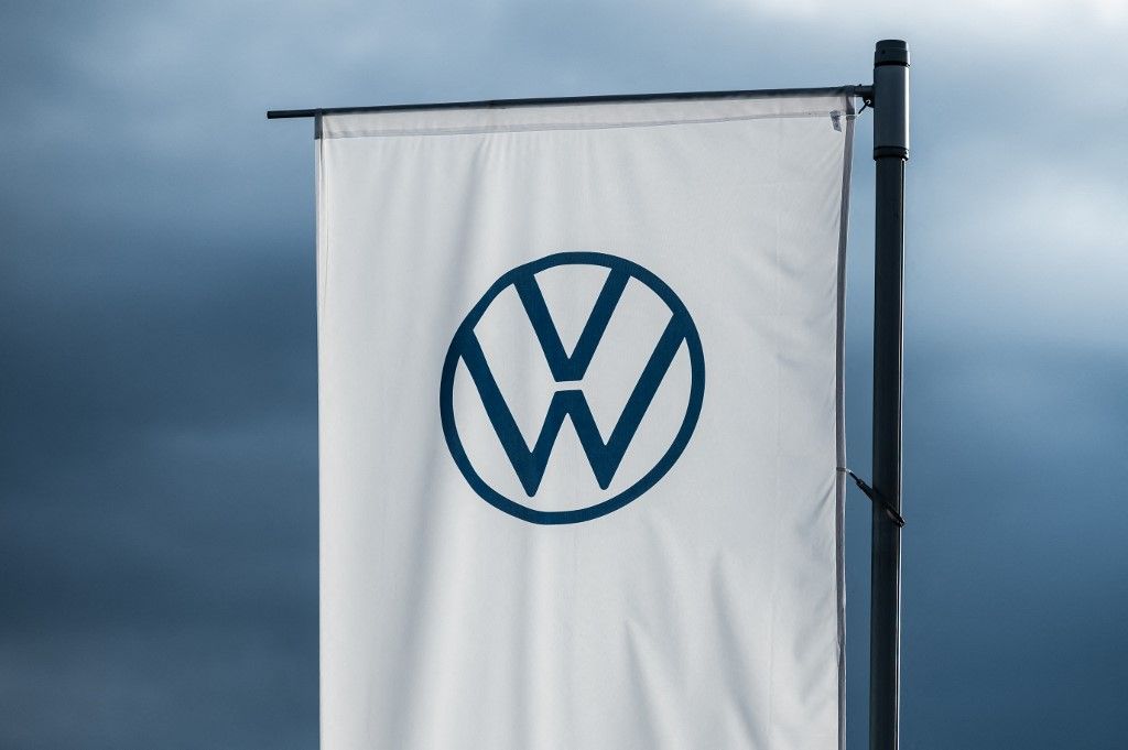 Volkswagen
SYMBOL - 14 September 2024, Baden-Württemberg, Rottweil: A flag with the logo of the car manufacturer Volkswagen flies in the wind in the evening light against a dark sky. Photo: Silas Stein/dpa (Photo by Silas Stein / DPA / dpa Picture-Alliance via AFP)