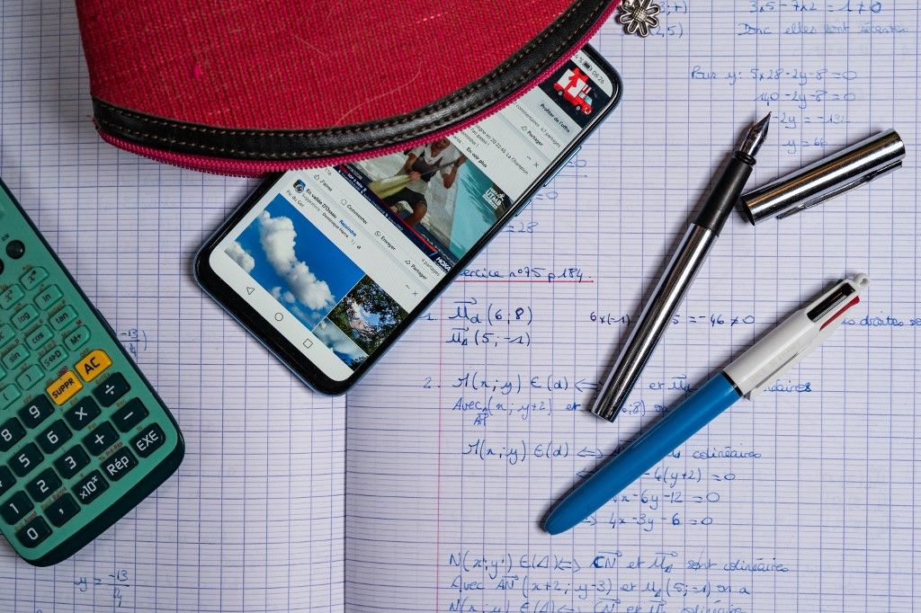 France - Illustration, smartphone and school, telefon