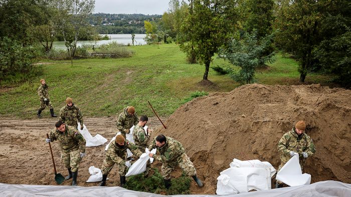 Katonák dolgoznak az árvíz elleni védekezésen Pilismaróton, az áradó Duna közelében