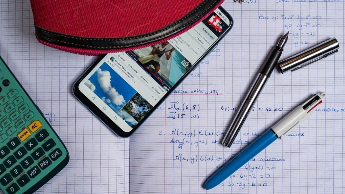 Van, amiben egyetért Brüsszel és Budapest: a telefon nem való az osztályterembe